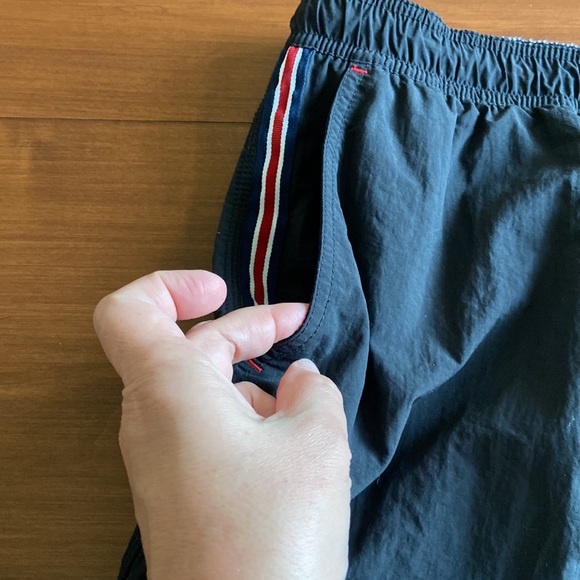 Tommy Hilfiger Black Mesh Interior Pocketed Mens Swim Trunks - Picture 6 of 8